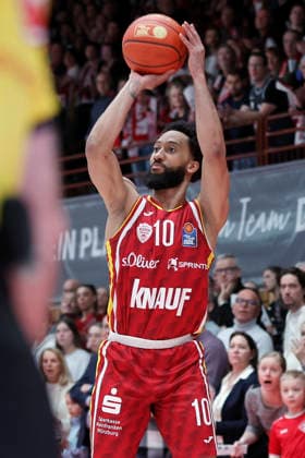 Im Bild: Davion Mintz (Wuerzburg Baskets, 10) mit dem Dreier 02.01.2026, Fitness First Wuerzburg Baskets vs. Veolia Towers Hamburg, easyCredit BBL, 14. Spieltag, Deutschland, 97072, tectake-Arena Wuerzburg, Copyright: HMBxMedia xJulienxBecker