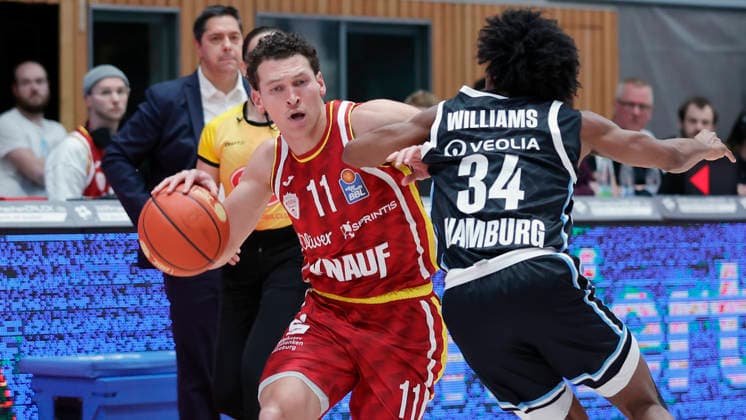 Im Bild: v.li. Brae Ivey (Wuerzburg Baskets, 11) am Ball gegen Ross Williams (Veolia Towers Hamburg, 34) 02.01.2026, Fitness First Wuerzburg Baskets vs. Veolia Towers Hamburg, easyCredit BBL, 14. Spieltag, Deutschland, 97072, tectake-Arena Wuerzburg, Copyright: HMBxMedia xJulienxBecker