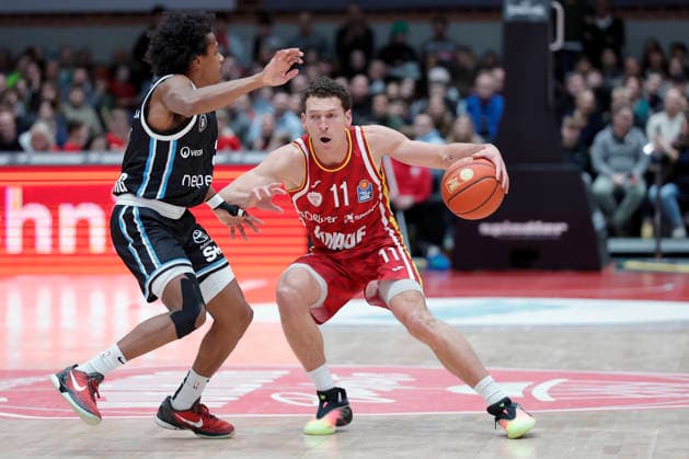 Im Bild: v.li. Ross Williams (Veolia Towers Hamburg, 34) gegen Brae Ivey (Wuerzburg Baskets, 11) am Ball 02.01.2026, Fitness First Wuerzburg Baskets vs. Veolia Towers Hamburg, easyCredit BBL, 14. Spieltag, Deutschland, 97072, tectake-Arena Wuerzburg, Copyright: HMBxMedia xJulienxBecker