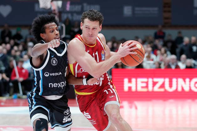 Im Bild: v.li. Ross Williams (Veolia Towers Hamburg, 34) gegen Brae Ivey (Wuerzburg Baskets, 11) am Ball 02.01.2026, Fitness First Wuerzburg Baskets vs. Veolia Towers Hamburg, easyCredit BBL, 14. Spieltag, Deutschland, 97072, tectake-Arena Wuerzburg, Copyright: HMBxMedia xJulienxBecker