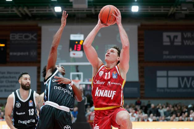 Im Bild: v.li. Ross Williams (Veolia Towers Hamburg, 34) gegen Brae Ivey (Wuerzburg Baskets, 11) am Ball 02.01.2026, Fitness First Wuerzburg Baskets vs. Veolia Towers Hamburg, easyCredit BBL, 14. Spieltag, Deutschland, 97072, tectake-Arena Wuerzburg, Copyright: HMBxMedia xJulienxBecker