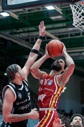 Im Bild: v.li. Zacharie Perrin (Veolia Towers Hamburg, 52) gegen Davion Mintz (Wuerzburg Baskets, 10) am Ball 02.01.2026, Fitness First Wuerzburg Baskets vs. Veolia Towers Hamburg, easyCredit BBL, 14. Spieltag, Deutschland, 97072, tectake-Arena Wuerzburg, Copyright: HMBxMedia xJulienxBecker