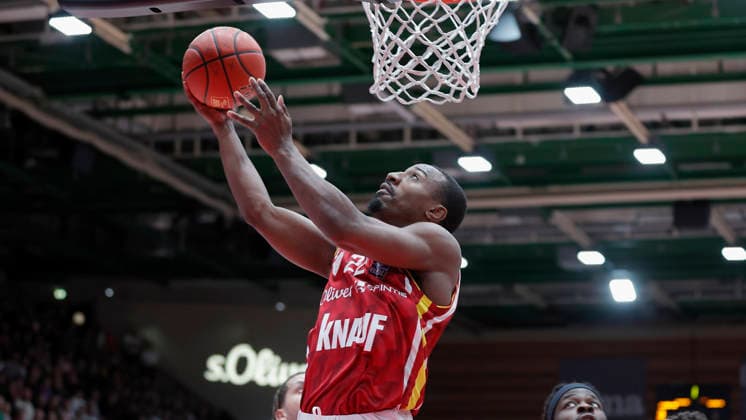 Im Bild: Johnathan Stove (Wuerzburg Baskets, 22) mit dem Korbleger 02.01.2026, Fitness First Wuerzburg Baskets vs. Veolia Towers Hamburg, easyCredit BBL, 14. Spieltag, Deutschland, 97072, tectake-Arena Wuerzburg, Copyright: HMBxMedia xJulienxBecker