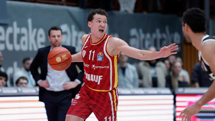 Im Bild: Brae Ivey (Wuerzburg Baskets, 11) mit Anweisungen 02.01.2026, Fitness First Wuerzburg Baskets vs. Veolia Towers Hamburg, easyCredit BBL, 14. Spieltag, Deutschland, 97072, tectake-Arena Wuerzburg, Copyright: HMBxMedia xJulienxBecker