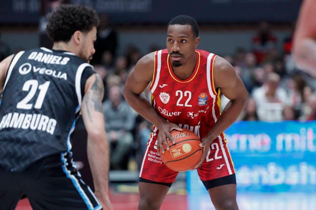 Im Bild: v.li. Davon Daniels IV (Veolia Towers Hamburg, 21) gegen Johnathan Stove (Wuerzburg Baskets, 22) am Ball 02.01.2026, Fitness First Wuerzburg Baskets vs. Veolia Towers Hamburg, easyCredit BBL, 14. Spieltag, Deutschland, 97072, tectake-Arena Wuerzburg, Copyright: HMBxMedia xJulienxBecker