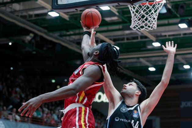 Im Bild: v.li. Charles Thompson (Wuerzburg Baskets, 32) mit dem Korbleger gegen Benedikt Turudic (Veolia Towers Hamburg, 44) 02.01.2026, Fitness First Wuerzburg Baskets vs. Veolia Towers Hamburg, easyCredit BBL, 14. Spieltag, Deutschland, 97072, tectake-Arena Wuerzburg, Copyright: HMBxMedia xJulienxBecker