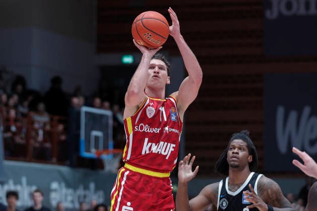 Im Bild: Brae Ivey (Wuerzburg Baskets, 11) mit dem Dreier 02.01.2026, Fitness First Wuerzburg Baskets vs. Veolia Towers Hamburg, easyCredit BBL, 14. Spieltag, Deutschland, 97072, tectake-Arena Wuerzburg, Copyright: HMBxMedia xJulienxBecker
