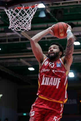 Im Bild: David Muenkat (Wuerzburg Baskets, 55) mit dem Dunking 02.01.2026, Fitness First Wuerzburg Baskets vs. Veolia Towers Hamburg, easyCredit BBL, 14. Spieltag, Deutschland, 97072, tectake-Arena Wuerzburg, Copyright: HMBxMedia xJulienxBecker