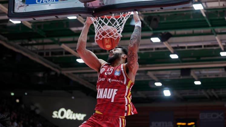 Im Bild: David Muenkat (Wuerzburg Baskets, 55) mit dem Dunking 02.01.2026, Fitness First Wuerzburg Baskets vs. Veolia Towers Hamburg, easyCredit BBL, 14. Spieltag, Deutschland, 97072, tectake-Arena Wuerzburg, Copyright: HMBxMedia xJulienxBecker