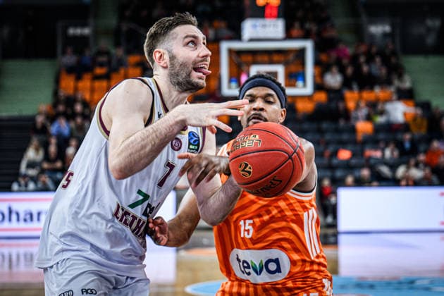 Kristian Kullamae (Lietkabelis Panevezys) und Justin Simon (ratiopharm ulm) im Zweikampf waehrend des EuroCup spiels zwischen ratiopharm ulm vs Lietkabelis Panevezys in der ratiopharm Arena am 02. January 2026 in Neu-Ulm, Deutschland. (Foto von Harry Langer DeFodi Images) +++ Kristian Kullamae (Lietkabelis Panevezys) und Justin Simon (ratiopharm ulm) battle for the ball during the EuroCup match between ratiopharm ulm vs Lietkabelis Panevezys at ratiopharm Arena on January 2, 2026 in Neu-Ulm, Germany. (Photo by Harry Langer DeFodi Images) (Photo by Harry Langer DeFodi Images) -