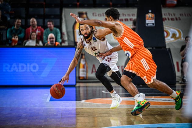 Michael Flowers (Lietkabelis Panevezys) und Mark Smith (ratiopharm ulm) im Zweikampf waehrend des EuroCup spiels zwischen ratiopharm ulm vs Lietkabelis Panevezys in der ratiopharm Arena am 02. January 2026 in Neu-Ulm, Deutschland. (Foto von Harry Langer DeFodi Images) +++ Michael Flowers (Lietkabelis Panevezys) und Mark Smith (ratiopharm ulm) battle for the ball during the EuroCup match between ratiopharm ulm vs Lietkabelis Panevezys at ratiopharm Arena on January 2, 2026 in Neu-Ulm, Germany. (Photo by Harry Langer DeFodi Images) (Photo by Harry Langer DeFodi Images) -