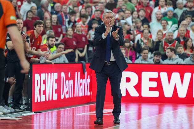 Svetislav Pesic (FC Bayern Basketball, Chef-Trainer) applaudiert, GER, FC Bayern Basketball vs. Maccabi Rapyd Tel Aviv, Basketball, Euroleague, 19. Spieltag, Saison 2025 2026, 02.01.2026, GER, FC Bayern Basketball vs. Maccabi Rapyd Tel Aviv, Basketball, Euroleague, 19. Spieltag, Saison 2025 2026, 02.01.2026 Muenchen Copyright: xEibner-Pressefoto JennixMaulx EP_JML