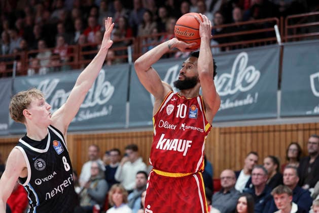 Im Bild: v.li. Jared Grey (Veolia Towers Hamburg, 8) gegen den Dreier von Davion Mintz (Wuerzburg Baskets, 10) 02.01.2026, Fitness First Wuerzburg Baskets vs. Veolia Towers Hamburg, easyCredit BBL, 14. Spieltag, Deutschland, 97072, tectake-Arena Wuerzburg, Copyright: HMBxMedia xJulienxBecker