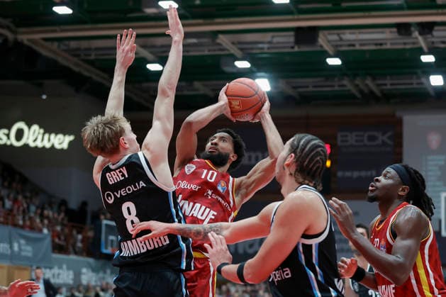 Im Bild: v.li. Jared Grey (Veolia Towers Hamburg, 8) gegen den Korbleger von Davion Mintz (Wuerzburg Baskets, 10) 02.01.2026, Fitness First Wuerzburg Baskets vs. Veolia Towers Hamburg, easyCredit BBL, 14. Spieltag, Deutschland, 97072, tectake-Arena Wuerzburg, Copyright: HMBxMedia xJulienxBecker