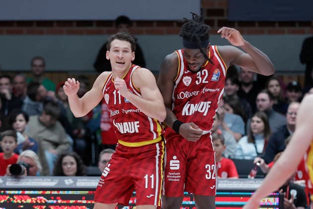 Im Bild: Jubel bei v.li. Brae Ivey (Wuerzburg Baskets, 11) und Charles Thompson (Wuerzburg Baskets, 32) 02.01.2026, Fitness First Wuerzburg Baskets vs. Veolia Towers Hamburg, easyCredit BBL, 14. Spieltag, Deutschland, 97072, tectake-Arena Wuerzburg, Copyright: HMBxMedia xJulienxBecker