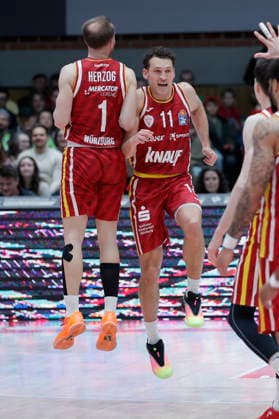Im Bild: Jubel bei v.li. Lukas Herzog (Wuerzburg Baskets, 1) und Charles Thompson (Wuerzburg Baskets, 32) 02.01.2026, Fitness First Wuerzburg Baskets vs. Veolia Towers Hamburg, easyCredit BBL, 14. Spieltag, Deutschland, 97072, tectake-Arena Wuerzburg, Copyright: HMBxMedia xJulienxBecker