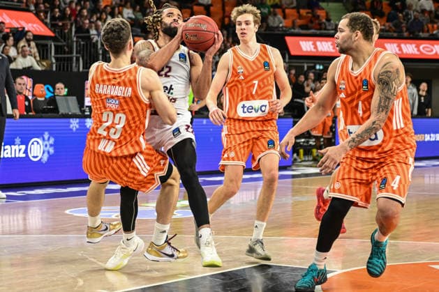 BKT Euro Cup; Ratiopharm Ulm gegen Lietkabelis Panevezys, Ratiopharm Arena Ulm, 02.01.2026 Michael Flowers (BC Lietkabelis Panevezys, 22) gegen Diego Garavaglia (Ratiopharm Ulm, 23) , Tobias Jensen (Ratiopharm Ulm, 7) und Christopher Ledlum (Ratiopharm Ulm, 4). Ulm 02.01.2026. 12 Spieltag BKT EuroCup, Ratiopharm Ulm gegen Lietkabelis Panevezys, Ratiopharm Arena Ulm Copyright: xBEAUTIFULxSPORTS Märklx