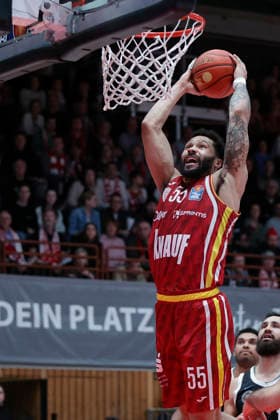 Im Bild: David Muenkat (Wuerzburg Baskets, 55) mit dem Dunking 02.01.2026, Fitness First Wuerzburg Baskets vs. Veolia Towers Hamburg, easyCredit BBL, 14. Spieltag, Deutschland, 97072, tectake-Arena Wuerzburg, Copyright: HMBxMedia xJulienxBecker