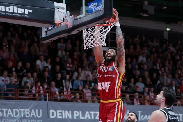 Im Bild: David Muenkat (Wuerzburg Baskets, 55) mit dem Dunking 02.01.2026, Fitness First Wuerzburg Baskets vs. Veolia Towers Hamburg, easyCredit BBL, 14. Spieltag, Deutschland, 97072, tectake-Arena Wuerzburg, Copyright: HMBxMedia xJulienxBecker