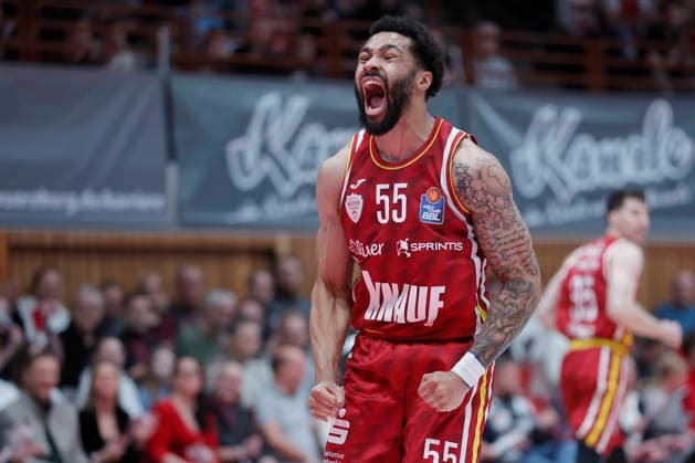 Im Bild: Jubel bei David Muenkat (Wuerzburg Baskets, 55) 02.01.2026, Fitness First Wuerzburg Baskets vs. Veolia Towers Hamburg, easyCredit BBL, 14. Spieltag, Deutschland, 97072, tectake-Arena Wuerzburg, Copyright: HMBxMedia xJulienxBecker