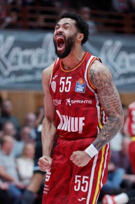 Im Bild: Jubel bei David Muenkat (Wuerzburg Baskets, 55) 02.01.2026, Fitness First Wuerzburg Baskets vs. Veolia Towers Hamburg, easyCredit BBL, 14. Spieltag, Deutschland, 97072, tectake-Arena Wuerzburg, Copyright: HMBxMedia xJulienxBecker