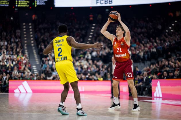 MUNICH, GERMANY - JANUARY 02: Jimmy Clark III (Maccabi Tapyd Tel Aviv, 2), Justus Hollatz (FC Bayern Muenchen, 21) with the ball during the Turkish Airlines EuroLeague match between FC Bayern Muenchen vs. Maccabi Tapyd Tel Aviv at SAP Garden on round 18 of Turkish Airlines EuroLeague on January 02, 2026 in Munich, Germany. Bavaria Germany Copyright: xSteffiexWunderlx