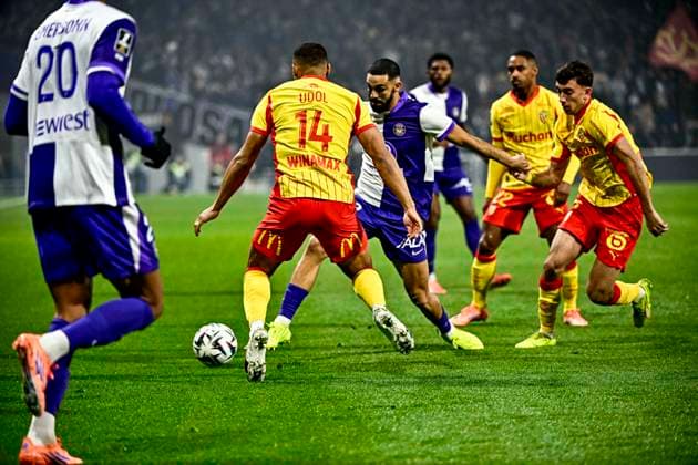 FOOTBALL : Toulouse vs Lens - 17eme Journee de Ligue1 McDonald S - Toulouse - 02 01 2026 Cristian Casseres (tfc) vs Matthieu Udol (rcl) Toulouse  Copyright: xThierryxBretonx