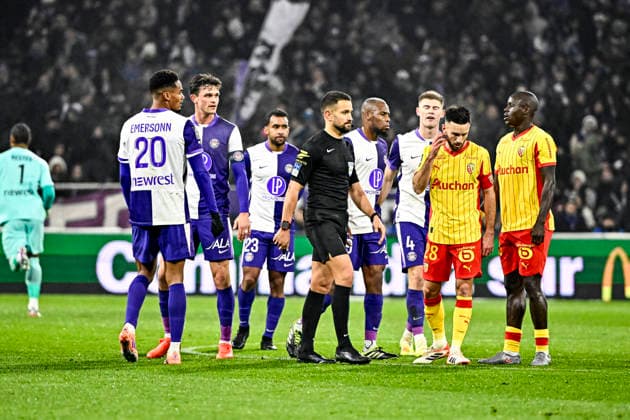 FOOTBALL : Toulouse vs Lens - 17eme Journee de Ligue1 McDonald S - Toulouse - 02 01 2026 Carton et sortie Emersonn (tfc) Toulouse  Copyright: xThierryxBretonx
