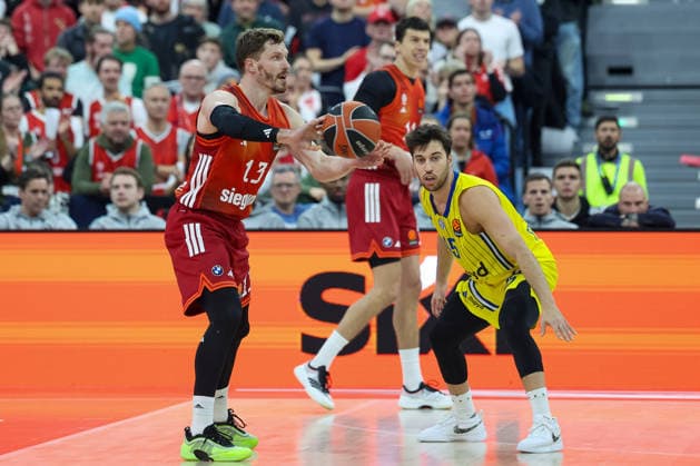 Andreas Obst (FC Bayern Basketball, 13) mit Tamir Blatt (Maccabi Rapyd Tel Aviv, 45), GER, FC Bayern Basketball vs. Maccabi Rapyd Tel Aviv, Basketball, Euroleague, 19. Spieltag, Saison 2025 2026, 02.01.2026, GER, FC Bayern Basketball vs. Maccabi Rapyd Tel Aviv, Basketball, Euroleague, 19. Spieltag, Saison 2025 2026, 02.01.2026 Muenchen Copyright: xEibner-Pressefoto JennixMaulx EP_JML