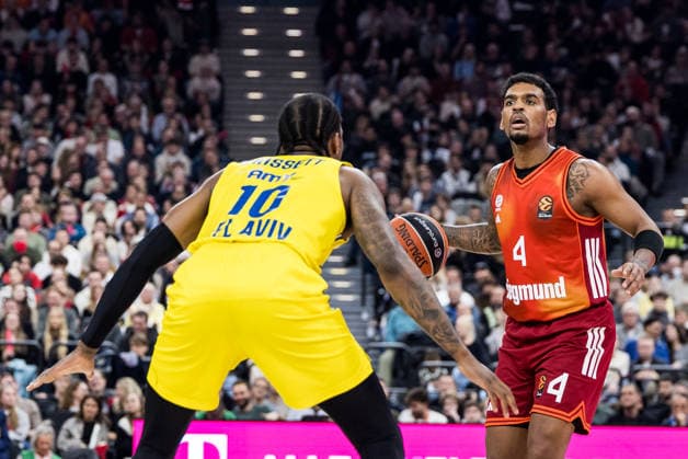 MUNICH, GERMANY - JANUARY 02: O Shae J Brissett (Maccabi Tapyd Tel Aviv, 10), Xavier Rathan-Mayes (FC Bayern Muenchen, 4) with the ball during the Turkish Airlines EuroLeague match between FC Bayern Muenchen vs. Maccabi Tapyd Tel Aviv at SAP Garden on round 18 of Turkish Airlines EuroLeague on January 02, 2026 in Munich, Germany. Bavaria Germany Copyright: xSteffiexWunderlx