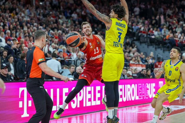 Andreas Obst (FC Bayern Basketball, 13) mit Marcio Santos (Maccabi Rapyd Tel Aviv, 03) und Iffe Lundberg (Maccabi Rapyd Tel Aviv, 00), GER, FC Bayern Basketball vs. Maccabi Rapyd Tel Aviv, Basketball, Euroleague, 19. Spieltag, Saison 2025 2026, 02.01.2026, GER, FC Bayern Basketball vs. Maccabi Rapyd Tel Aviv, Basketball, Euroleague, 19. Spieltag, Saison 2025 2026, 02.01.2026 Muenchen Copyright: xEibner-Pressefoto JennixMaulx EP_JML