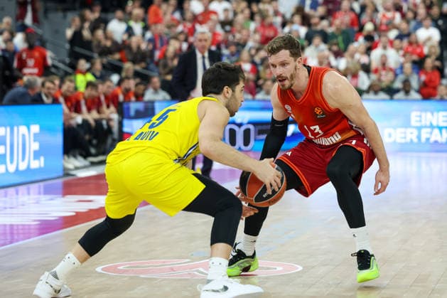 Andreas Obst (FC Bayern Basketball, 13) mit Tamir Blatt (Maccabi Rapyd Tel Aviv, 45), GER, FC Bayern Basketball vs. Maccabi Rapyd Tel Aviv, Basketball, Euroleague, 19. Spieltag, Saison 2025 2026, 02.01.2026, GER, FC Bayern Basketball vs. Maccabi Rapyd Tel Aviv, Basketball, Euroleague, 19. Spieltag, Saison 2025 2026, 02.01.2026 Muenchen Copyright: xEibner-Pressefoto JennixMaulx EP_JML