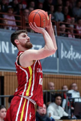 Im Bild: Ryan Schwieger (Wuerzburg Baskets, 15) mit dem Dreier 02.01.2026, Fitness First Wuerzburg Baskets vs. Veolia Towers Hamburg, easyCredit BBL, 14. Spieltag, Deutschland, 97072, tectake-Arena Wuerzburg, Copyright: HMBxMedia xJulienxBecker