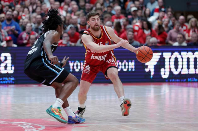 Im Bild: v.li. Leonard Thorpe Jr. (Veolia Towers Hamburg, 2) gegen Ryan Schwieger (Wuerzburg Baskets, 15) am Ball 02.01.2026, Fitness First Wuerzburg Baskets vs. Veolia Towers Hamburg, easyCredit BBL, 14. Spieltag, Deutschland, 97072, tectake-Arena Wuerzburg, Copyright: HMBxMedia xJulienxBecker