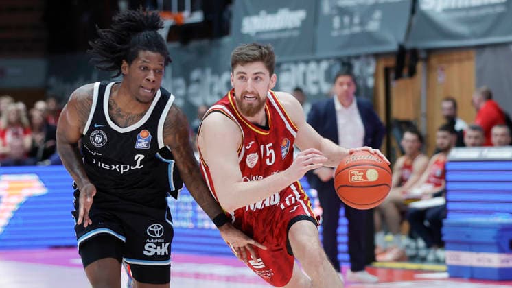 Im Bild: v.li. Leonard Thorpe Jr. (Veolia Towers Hamburg, 2) gegen Ryan Schwieger (Wuerzburg Baskets, 15) am Ball 02.01.2026, Fitness First Wuerzburg Baskets vs. Veolia Towers Hamburg, easyCredit BBL, 14. Spieltag, Deutschland, 97072, tectake-Arena Wuerzburg, Copyright: HMBxMedia xJulienxBecker