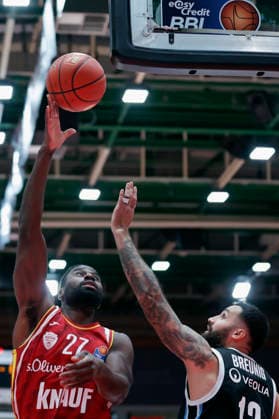 Im Bild: v.li. Eddy Edigin (Wuerzburg Baskets, 27) mit dem Korbleger gegen Martin Breunig (Veolia Towers Hamburg, 13) 02.01.2026, Fitness First Wuerzburg Baskets vs. Veolia Towers Hamburg, easyCredit BBL, 14. Spieltag, Deutschland, 97072, tectake-Arena Wuerzburg, Copyright: HMBxMedia xJulienxBecker