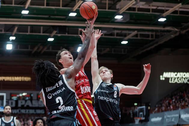 Im Bild: v.li. Leonard Thorpe Jr. (Veolia Towers Hamburg, 2), der Korbleger von Brae Ivey (Wuerzburg Baskets, 11) und Jared Grey (Veolia Towers Hamburg, 8) 02.01.2026, Fitness First Wuerzburg Baskets vs. Veolia Towers Hamburg, easyCredit BBL, 14. Spieltag, Deutschland, 97072, tectake-Arena Wuerzburg, Copyright: HMBxMedia xJulienxBecker