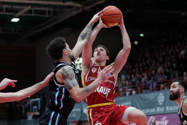 Im Bild: v.li. Davon Daniels IV (Veolia Towers Hamburg, 21) gegen den Korbleger von Brae Ivey (Wuerzburg Baskets, 11) 02.01.2026, Fitness First Wuerzburg Baskets vs. Veolia Towers Hamburg, easyCredit BBL, 14. Spieltag, Deutschland, 97072, tectake-Arena Wuerzburg, Copyright: HMBxMedia xJulienxBecker