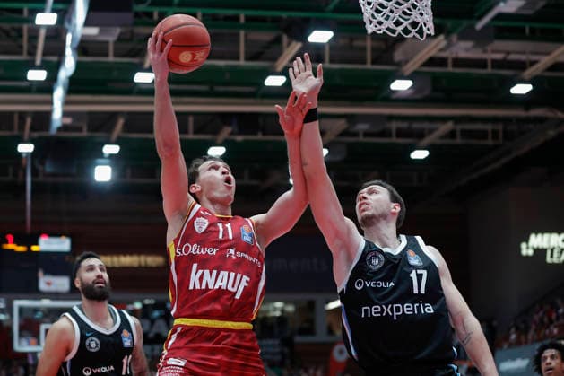 Im Bild: v.li. Brae Ivey (Wuerzburg Baskets, 11) mit dem Korbleger gegen Niklas Wimberg (Veolia Towers Hamburg, 17) 02.01.2026, Fitness First Wuerzburg Baskets vs. Veolia Towers Hamburg, easyCredit BBL, 14. Spieltag, Deutschland, 97072, tectake-Arena Wuerzburg, Copyright: HMBxMedia xJulienxBecker