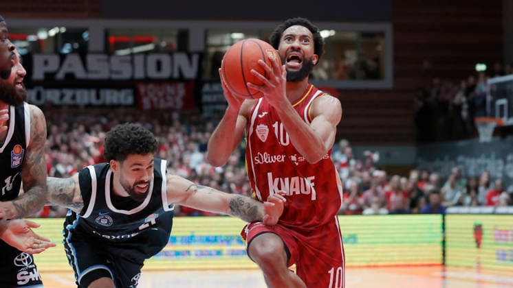 Im Bild: v.li. Davon Daniels IV (Veolia Towers Hamburg, 21) gegen den Korbleger von Davion Mintz (Wuerzburg Baskets, 10) 02.01.2026, Fitness First Wuerzburg Baskets vs. Veolia Towers Hamburg, easyCredit BBL, 14. Spieltag, Deutschland, 97072, tectake-Arena Wuerzburg, Copyright: HMBxMedia xJulienxBecker