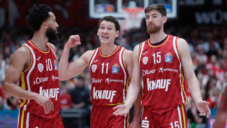Im Bild: v.li. Davion Mintz (Wuerzburg Baskets, 10), Brae Ivey (Wuerzburg Baskets, 11) und Ryan Schwieger (Wuerzburg Baskets, 15) besprechen sich. 02.01.2026, Fitness First Wuerzburg Baskets vs. Veolia Towers Hamburg, easyCredit BBL, 14. Spieltag, Deutschland, 97072, tectake-Arena Wuerzburg, Copyright: HMBxMedia xJulienxBecker