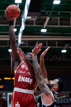 Im Bild: v.li. Charles Thompson (Wuerzburg Baskets, 32) mit dem Korbleger gegen Martin Breunig (Veolia Towers Hamburg, 13) 02.01.2026, Fitness First Wuerzburg Baskets vs. Veolia Towers Hamburg, easyCredit BBL, 14. Spieltag, Deutschland, 97072, tectake-Arena Wuerzburg, Copyright: HMBxMedia xJulienxBecker