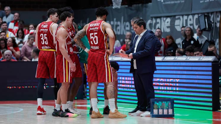Im Bild: Auszeitbesprechung mit Head-Coach Sasa Filipovski (Wuerzburg Baskets), rechts im Bild, bei den Wuerzburg Baskets. 02.01.2026, Fitness First Wuerzburg Baskets vs. Veolia Towers Hamburg, easyCredit BBL, 14. Spieltag, Deutschland, 97072, tectake-Arena Wuerzburg, Copyright: HMBxMedia xJulienxBecker
