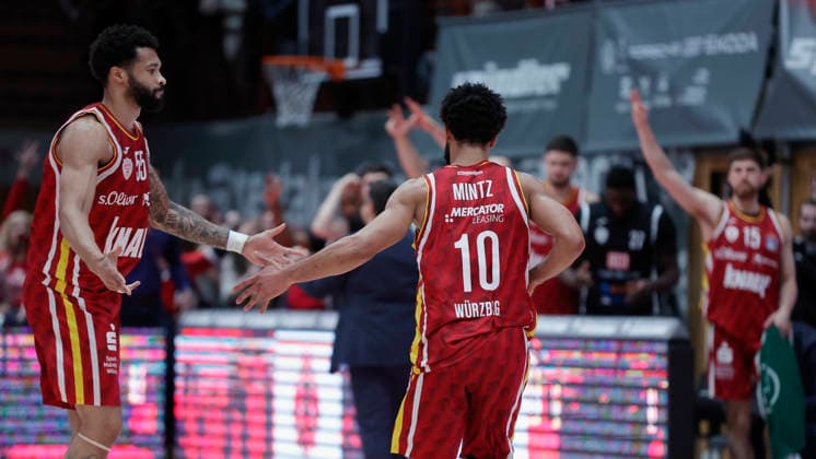 Im Bild: Jubel bei v.li. David Muenkat (Wuerzburg Baskets, 55), Davion Mintz (Wuerzburg Baskets, 10) und der Spielerbank der Wuerzburg Baskets nach einem erfolgreichen Dreier. 02.01.2026, Fitness First Wuerzburg Baskets vs. Veolia Towers Hamburg, easyCredit BBL, 14. Spieltag, Deutschland, 97072, tectake-Arena Wuerzburg, Copyright: HMBxMedia xJulienxBecker