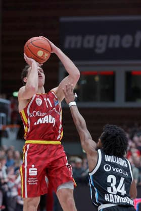 Im Bild: v.li. Brae Ivey (Wuerzburg Baskets, 11) mit dem Korbwurf gegen Ross Williams (Veolia Towers Hamburg, 34) 02.01.2026, Fitness First Wuerzburg Baskets vs. Veolia Towers Hamburg, easyCredit BBL, 14. Spieltag, Deutschland, 97072, tectake-Arena Wuerzburg, Copyright: HMBxMedia xJulienxBecker