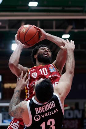 Im Bild: v.li. Davion Mintz (Wuerzburg Baskets, 10) mit dem Korbleger gegen Martin Breunig (Veolia Towers Hamburg, 13) 02.01.2026, Fitness First Wuerzburg Baskets vs. Veolia Towers Hamburg, easyCredit BBL, 14. Spieltag, Deutschland, 97072, tectake-Arena Wuerzburg, Copyright: HMBxMedia xJulienxBecker