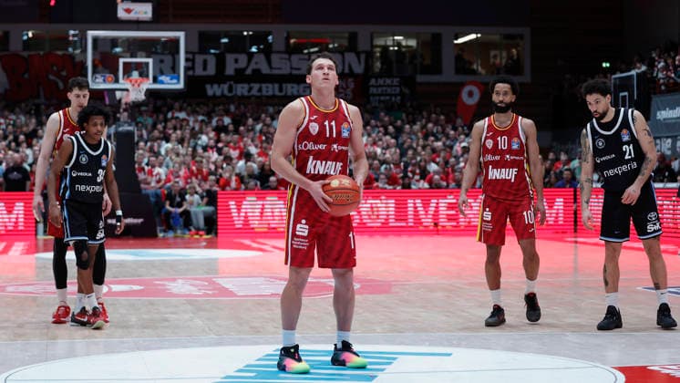 Im Bild: Brae Ivey (Wuerzburg Baskets, 11) mit den Freiwuerfen. 02.01.2026, Fitness First Wuerzburg Baskets vs. Veolia Towers Hamburg, easyCredit BBL, 14. Spieltag, Deutschland, 97072, tectake-Arena Wuerzburg, Copyright: HMBxMedia xJulienxBecker