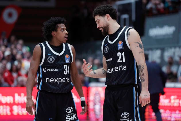 Im Bild: v.li. Ross Williams (Veolia Towers Hamburg, 34) und Davon Daniels IV (Veolia Towers Hamburg, 21) unterhalten sich. 02.01.2026, Fitness First Wuerzburg Baskets vs. Veolia Towers Hamburg, easyCredit BBL, 14. Spieltag, Deutschland, 97072, tectake-Arena Wuerzburg, Copyright: HMBxMedia xJulienxBecker
