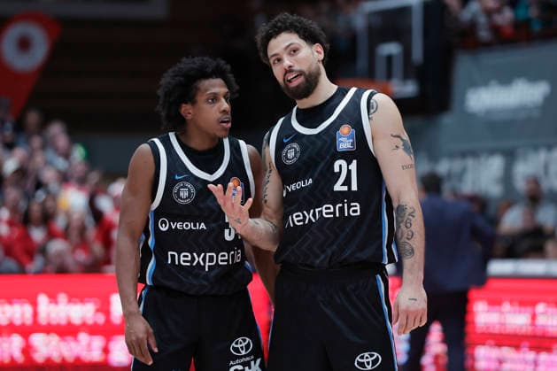 Im Bild: v.li. Ross Williams (Veolia Towers Hamburg, 34) und Davon Daniels IV (Veolia Towers Hamburg, 21) unterhalten sich. 02.01.2026, Fitness First Wuerzburg Baskets vs. Veolia Towers Hamburg, easyCredit BBL, 14. Spieltag, Deutschland, 97072, tectake-Arena Wuerzburg, Copyright: HMBxMedia xJulienxBecker