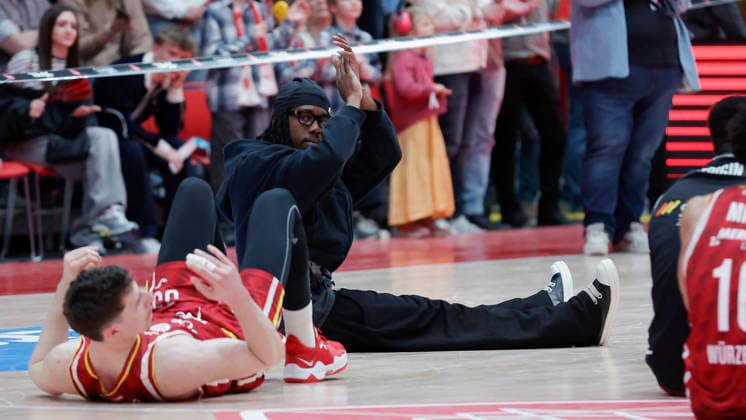 Im Bild: Der verletzte Marcus Carr(Wuerzburg Baskets, 5) nach dem Sieg seines Teams. 02.01.2026, Fitness First Wuerzburg Baskets vs. Veolia Towers Hamburg, easyCredit BBL, 14. Spieltag, Deutschland, 97072, tectake-Arena Wuerzburg, Copyright: HMBxMedia xJulienxBecker